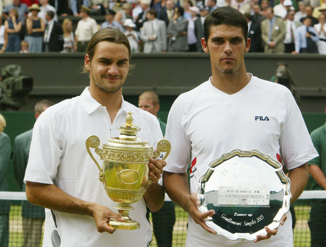 En 2003 à Wimbledon, Federer bat Mark Philippoussis 7/6 6/2 7/6