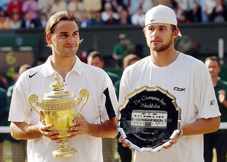 En 2009 à Wimbledon, Federer bat Andy Roddick 5/7 7/6 7/6 3/6 16/14